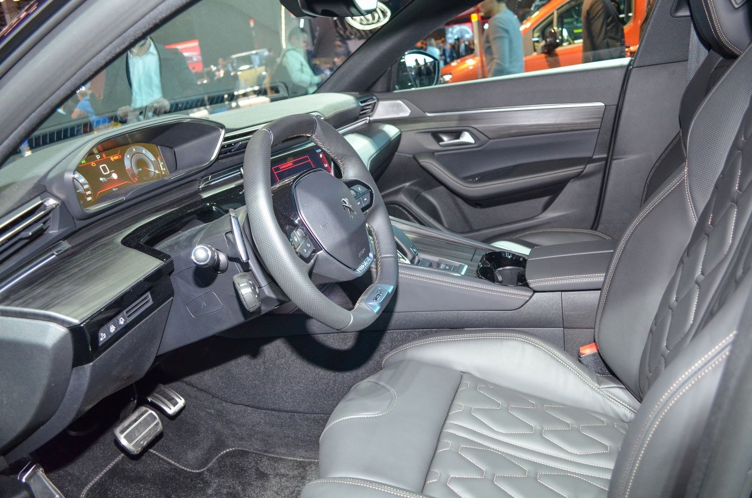 Digital instrument cluster and multifunction steering wheel with luxury front seat