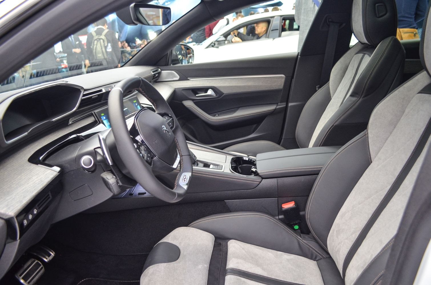 Modern dashboard and dual-tone upholstered seats