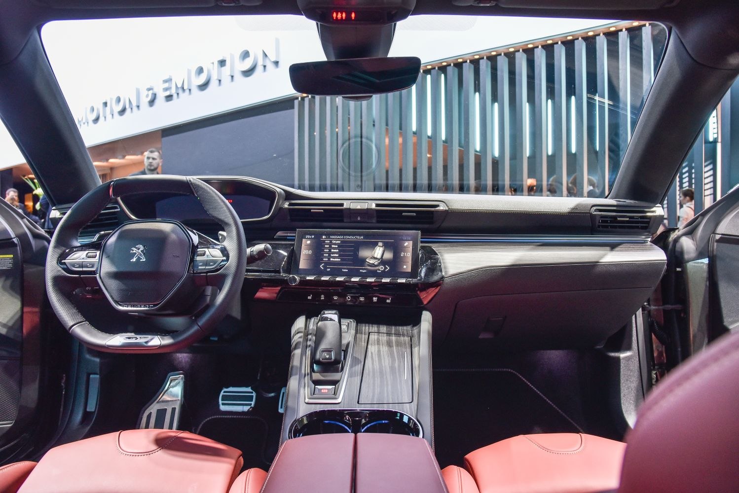 Digital dashboard and multifunction steering wheel with central touchscreen