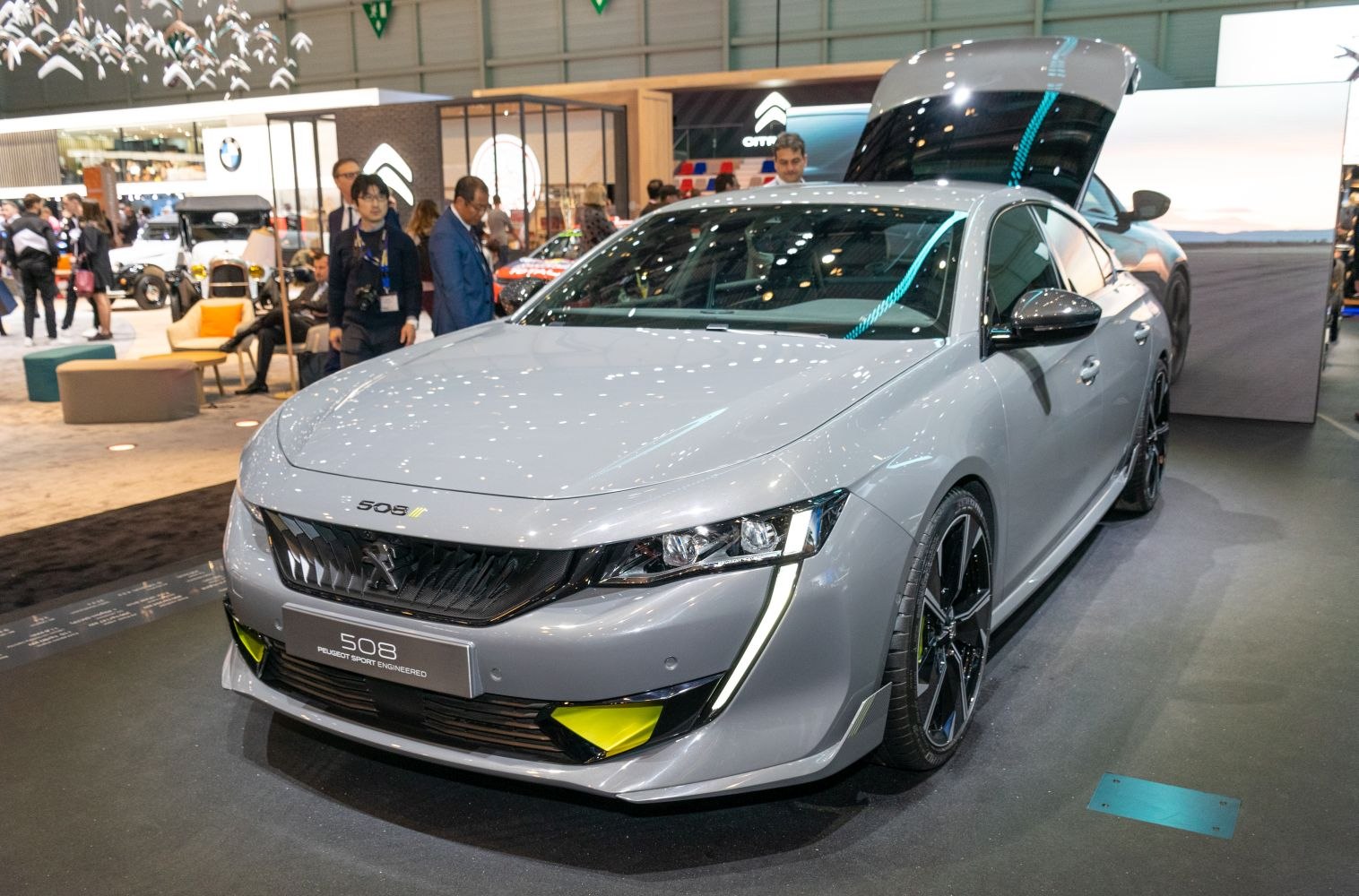 Front grille, LED headlights, sporty front design