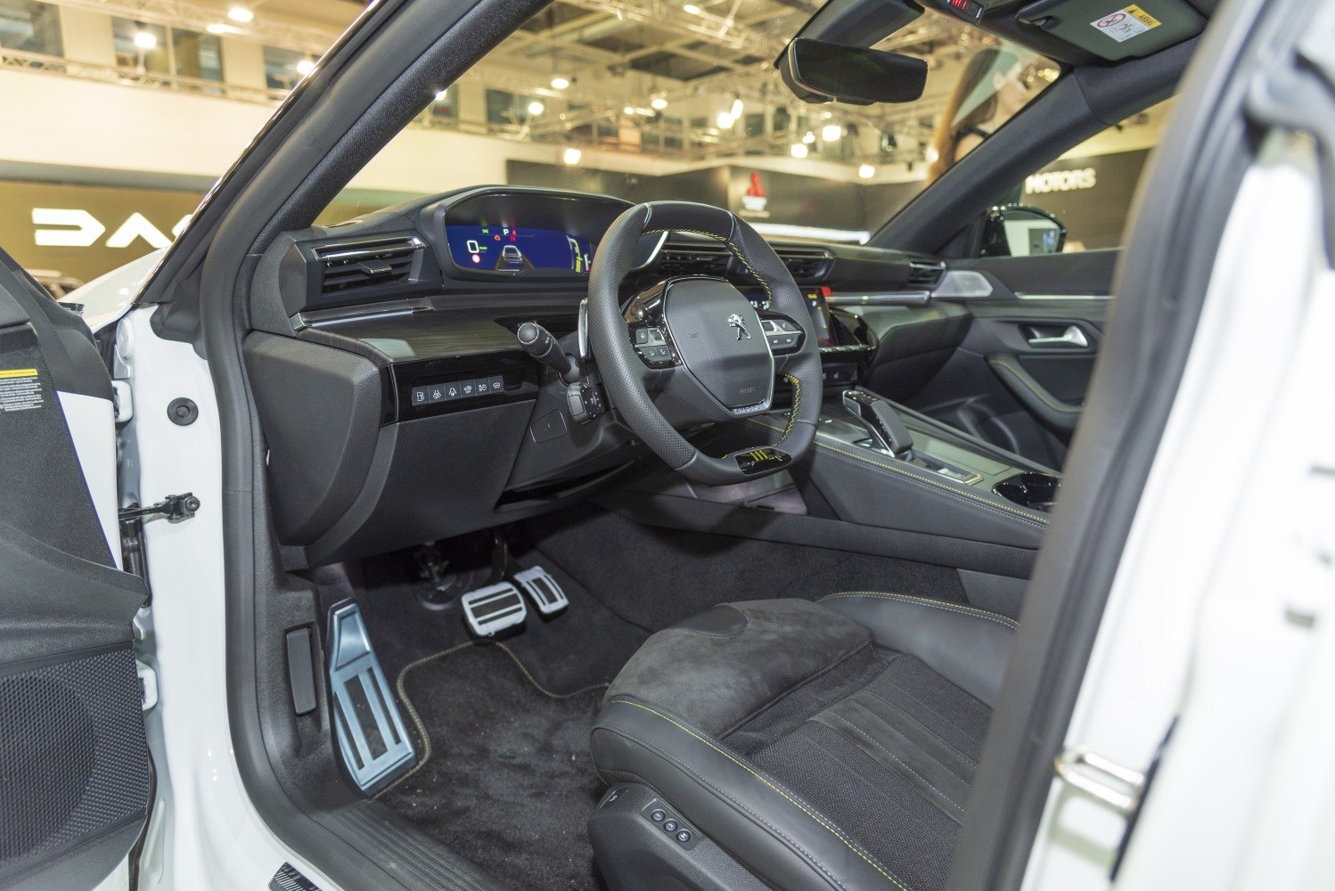 Digital instrument cluster and multifunction steering wheel