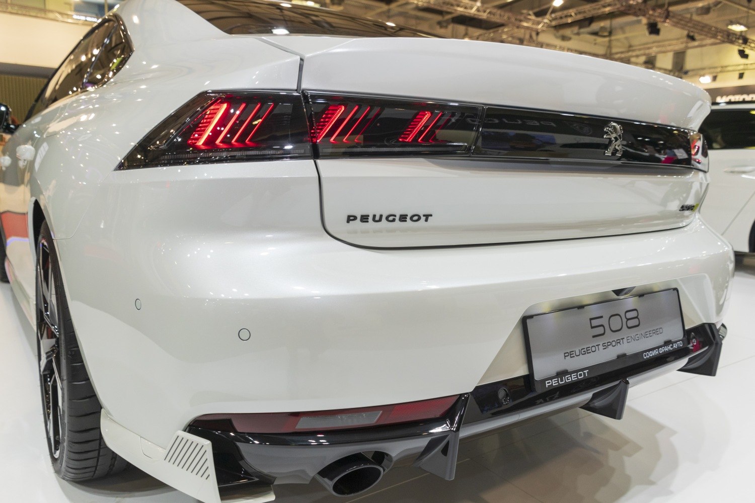 Rear end with distinctive LED taillights and sporty exhaust diffuser