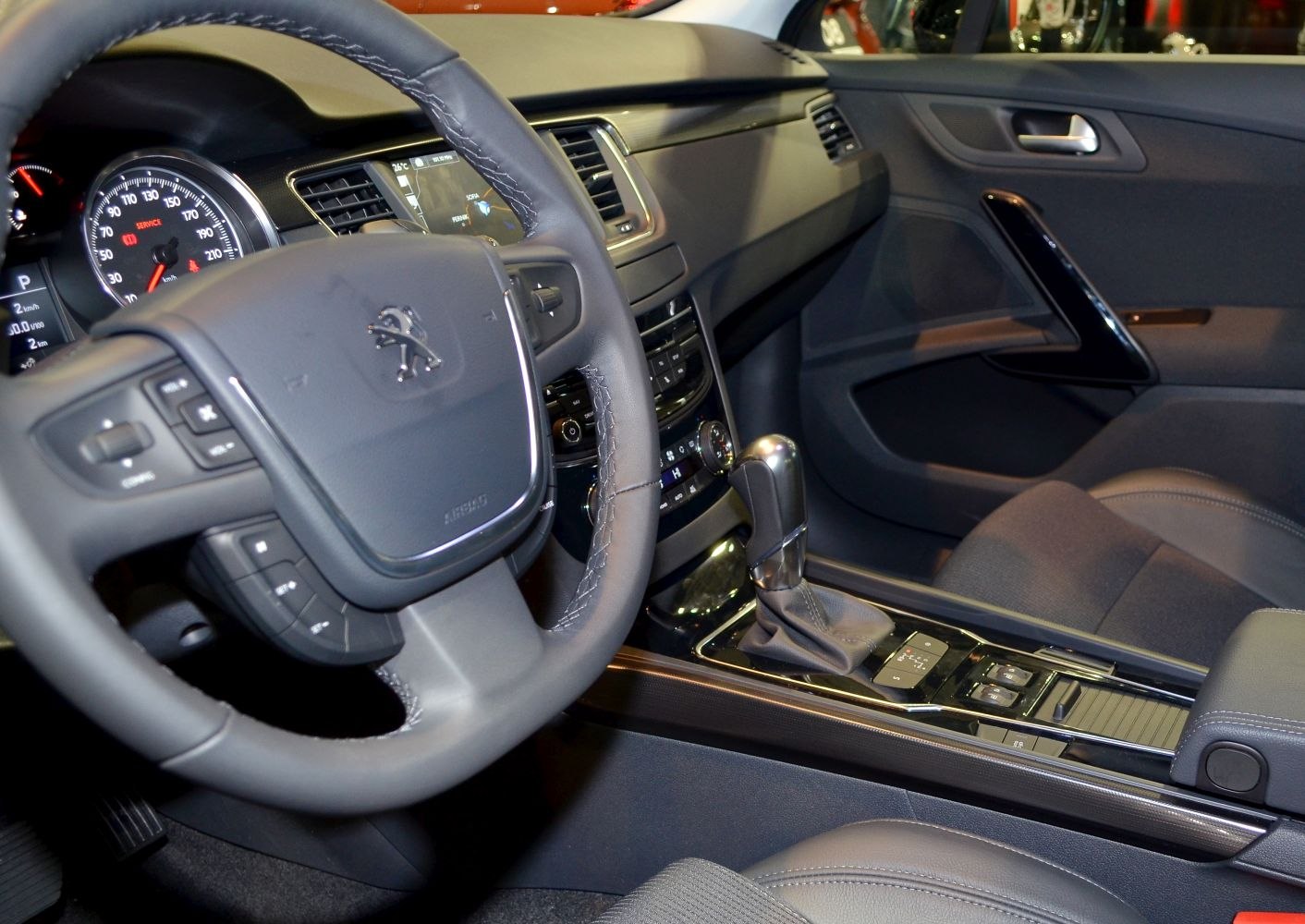 Dashboard, steering wheel, and gear shift interior features