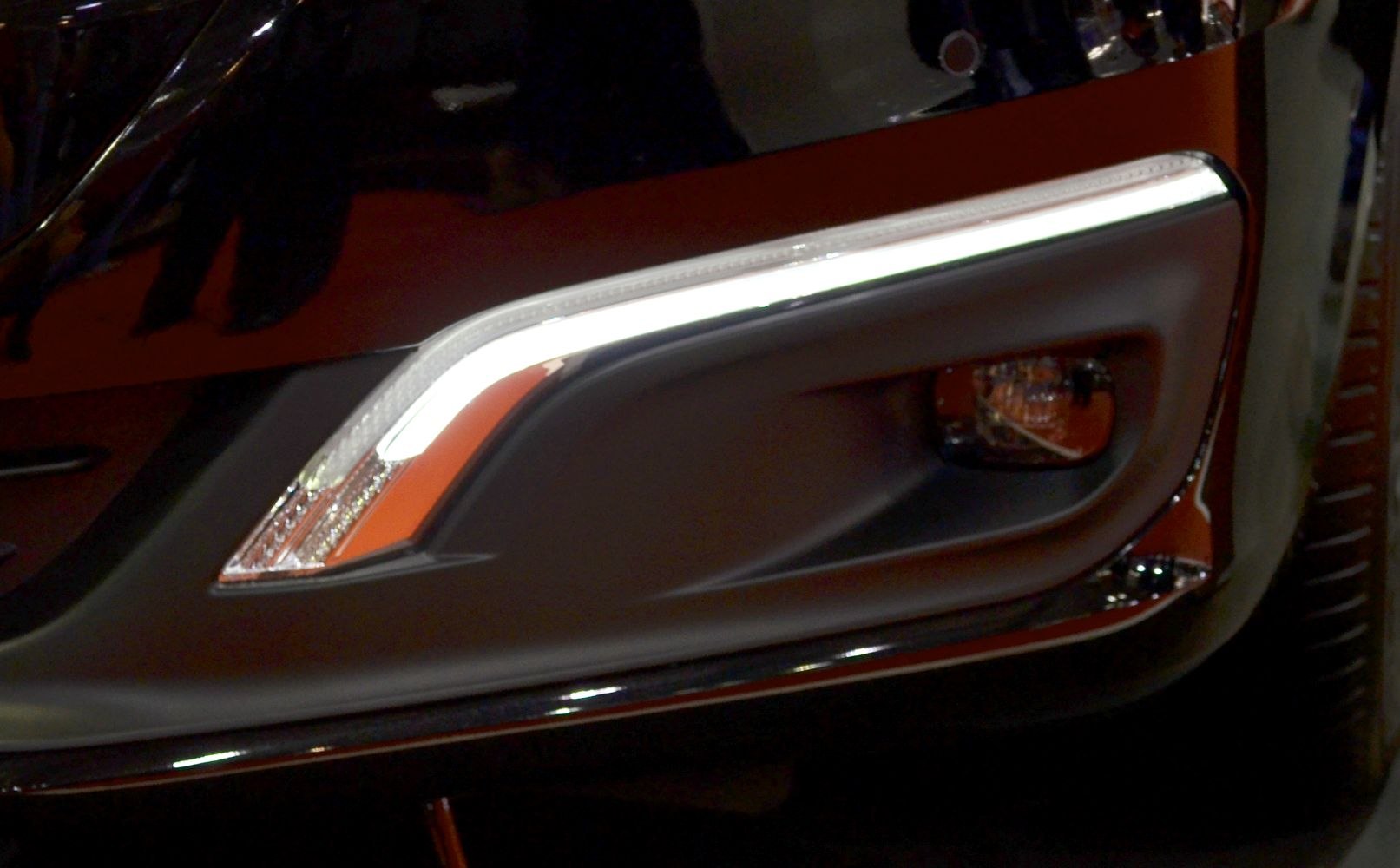 Front fog light with integrated LED daytime running light strip