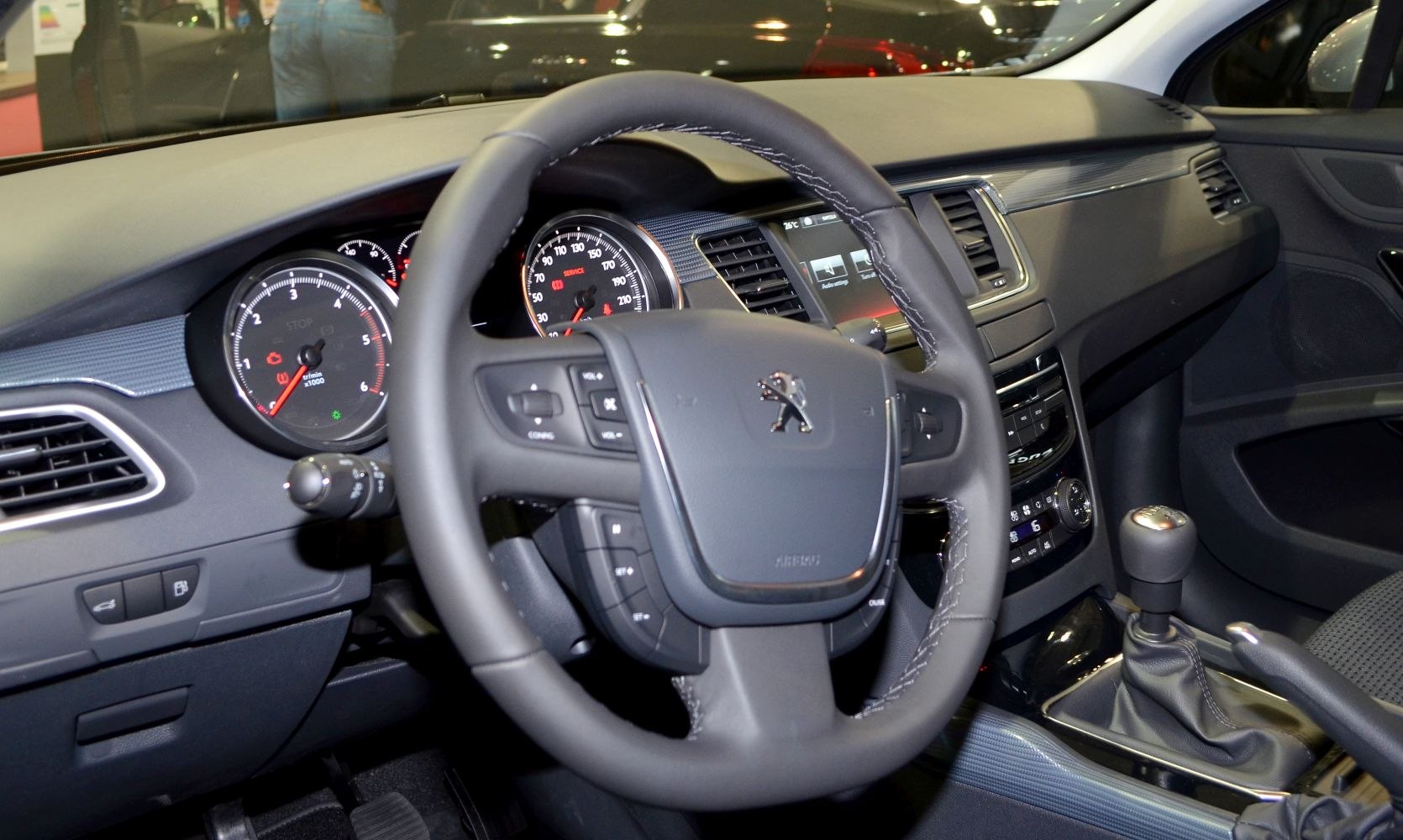 Dashboard, steering wheel, instrument cluster, manual gearshift