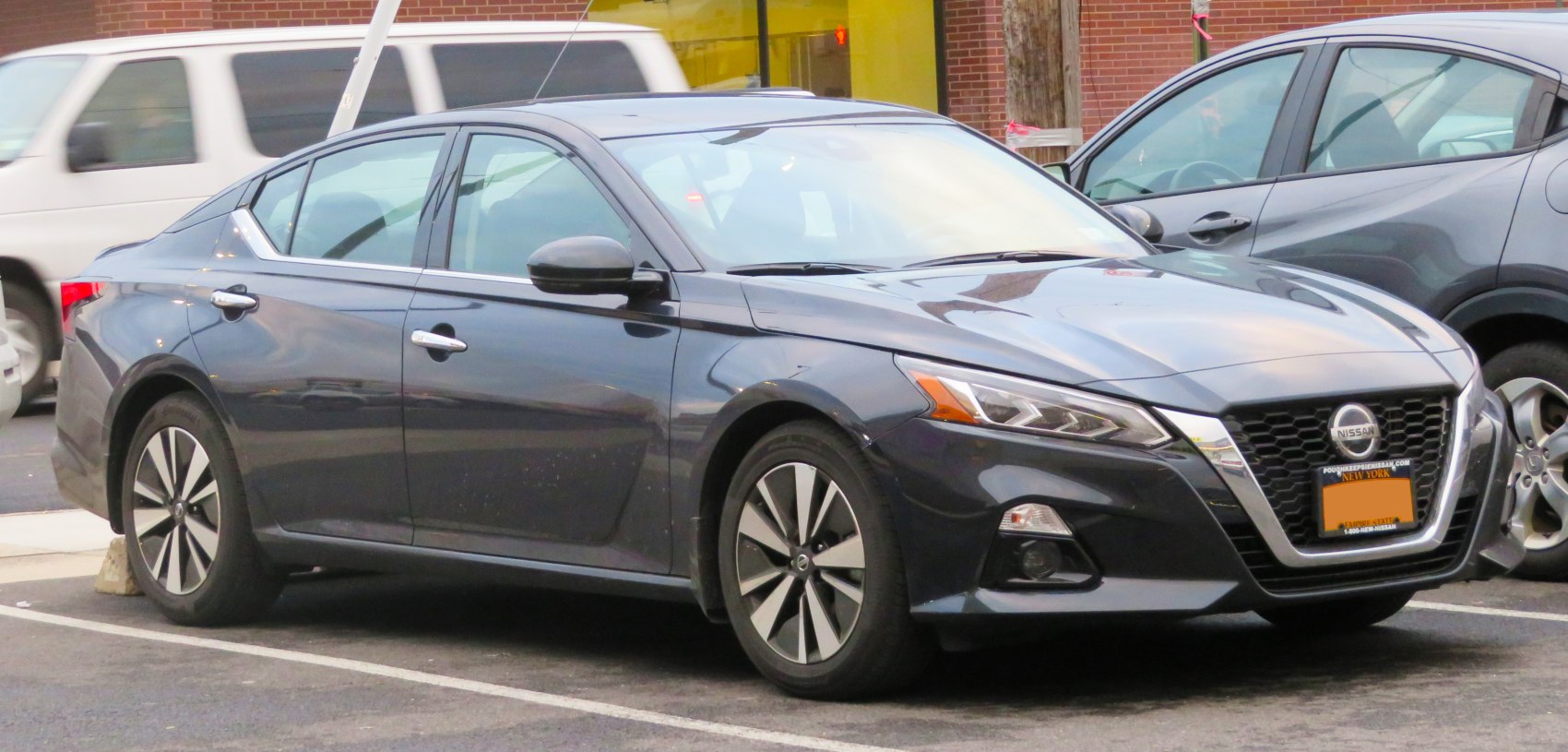 Front side view with LED headlights and alloy wheels