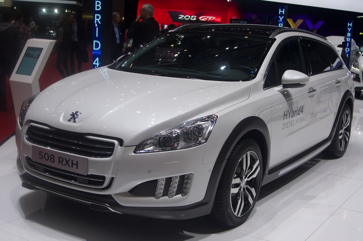 Front three-quarter view of diesel hybrid wagon with rugged design and hybrid4 badge