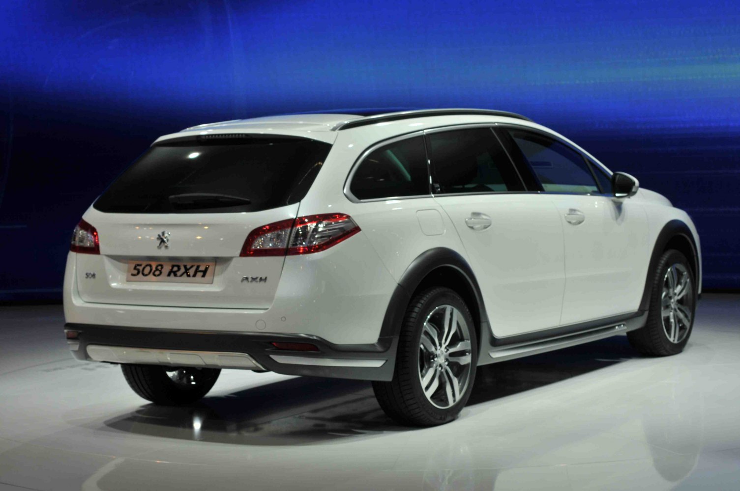 Rear and side view of station wagon with roof rails and alloy wheels