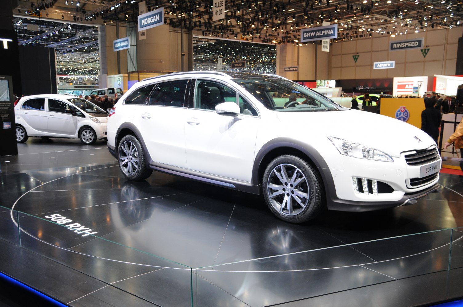 White station wagon with alloy wheels and roof rails