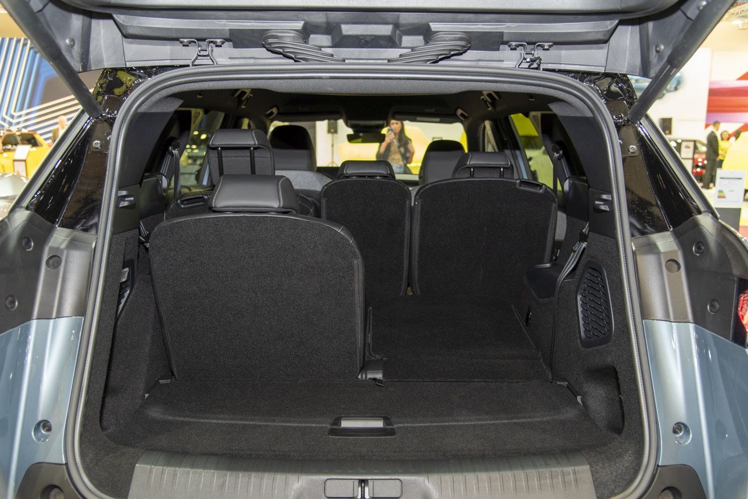Spacious rear compartment with foldable seats for flexible cargo space