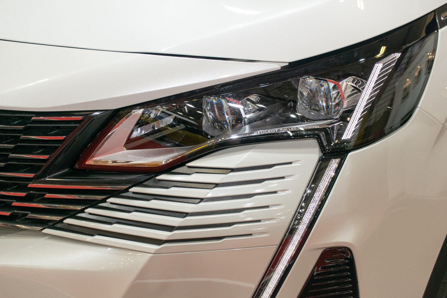 Peugeot 5008 II front LED headlight and grille design close-up