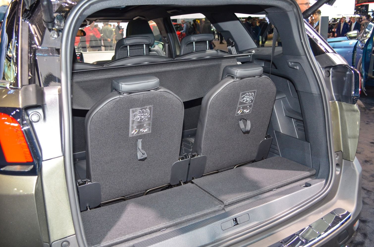 Rear cargo area with foldable third-row seats
