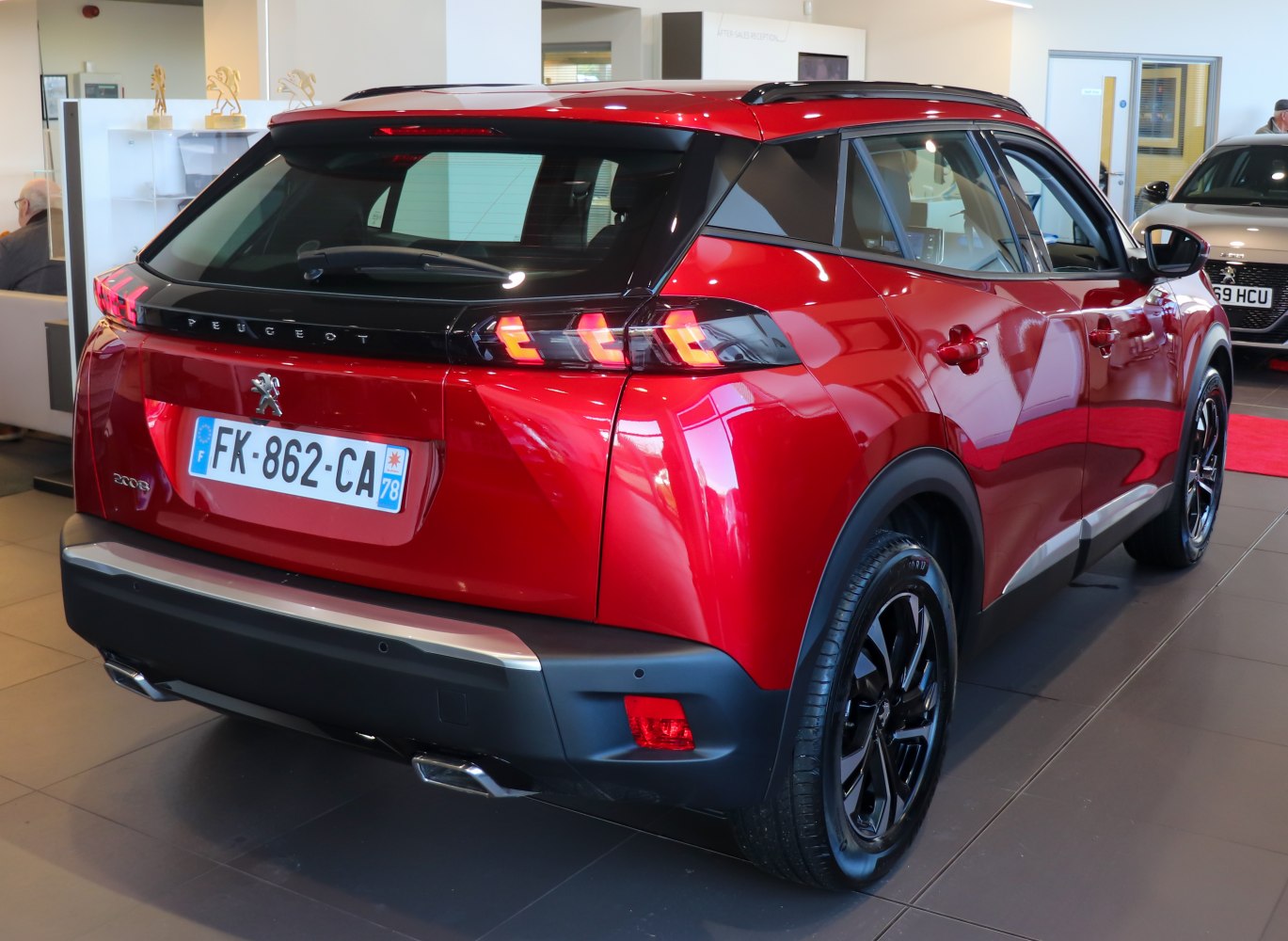 Modern rear design with LED taillights and black roof contrast