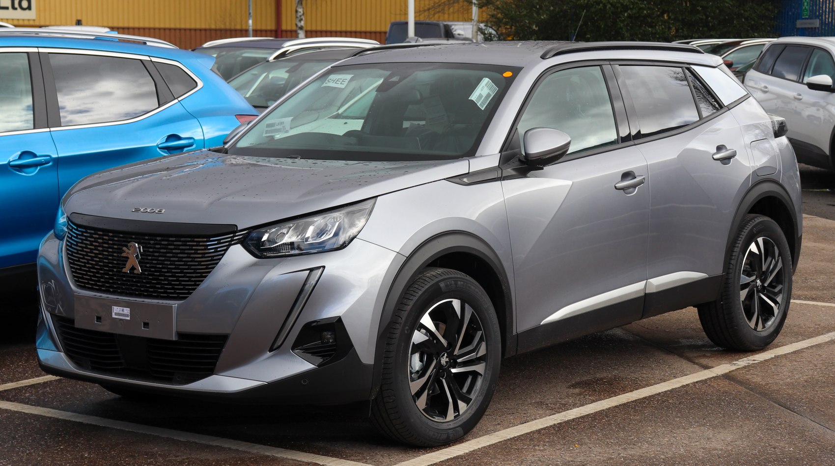 SUV with grid-pattern front grille and LED headlights