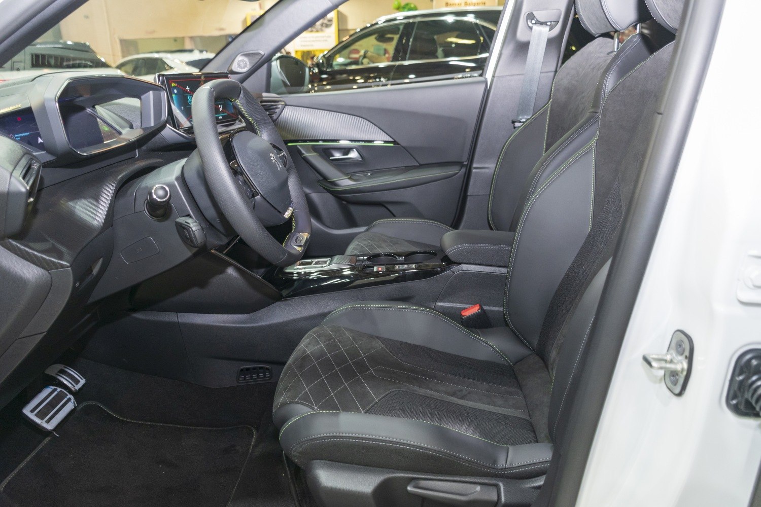 Sporty driver's seat with contrast stitching and digital dashboard display