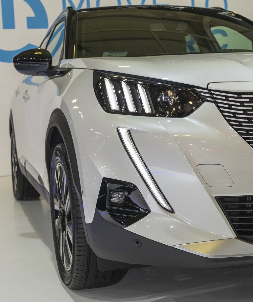Front LED headlight with vertical DRLs and fog light design