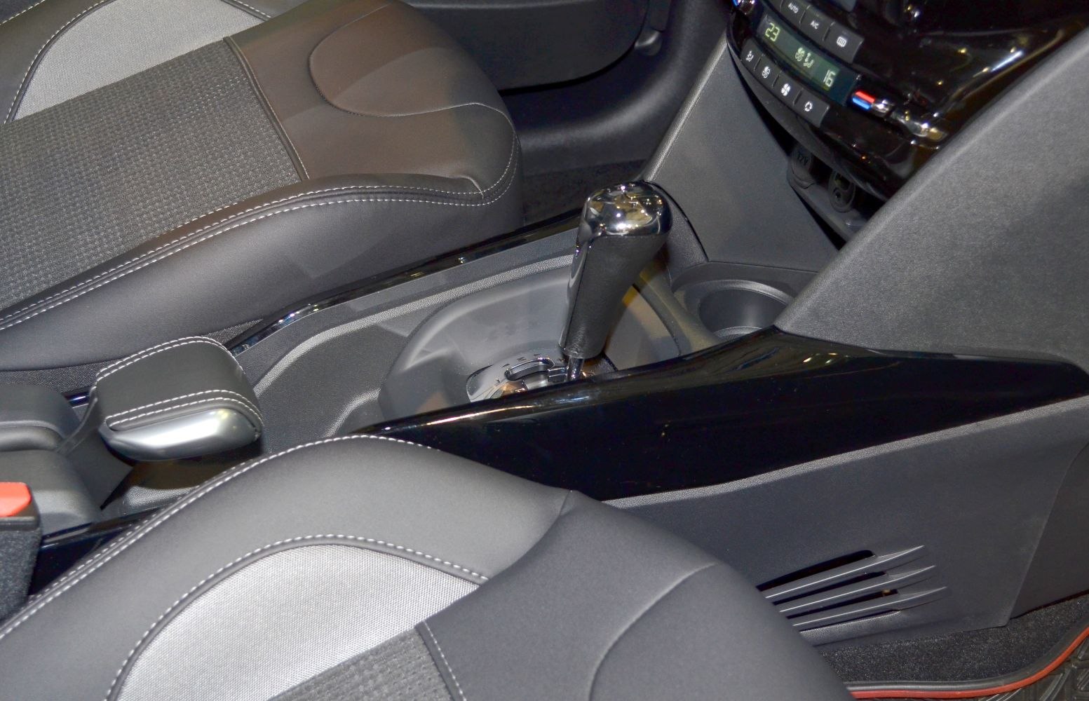 Gear shift lever and front seats with detailed stitching