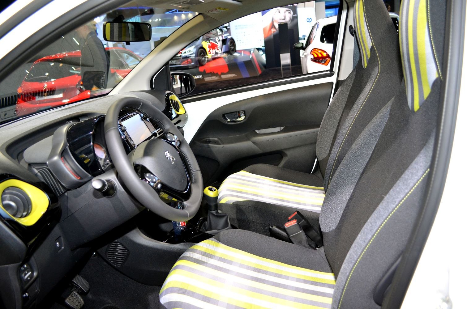 Steering wheel and striped front seats with yellow grey pattern