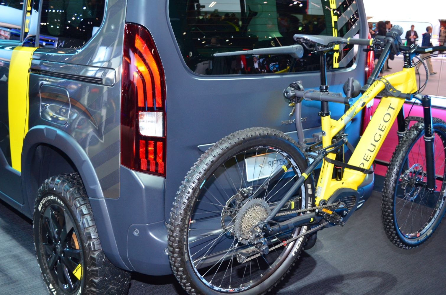 Rear of Peugeot Rifter 4x4 Concept with mounted yellow Peugeot mountain bike