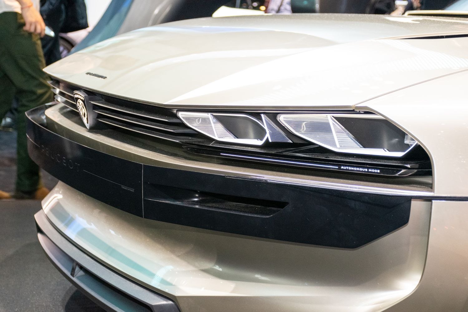 Front grille and headlight with autonomous mode indicator