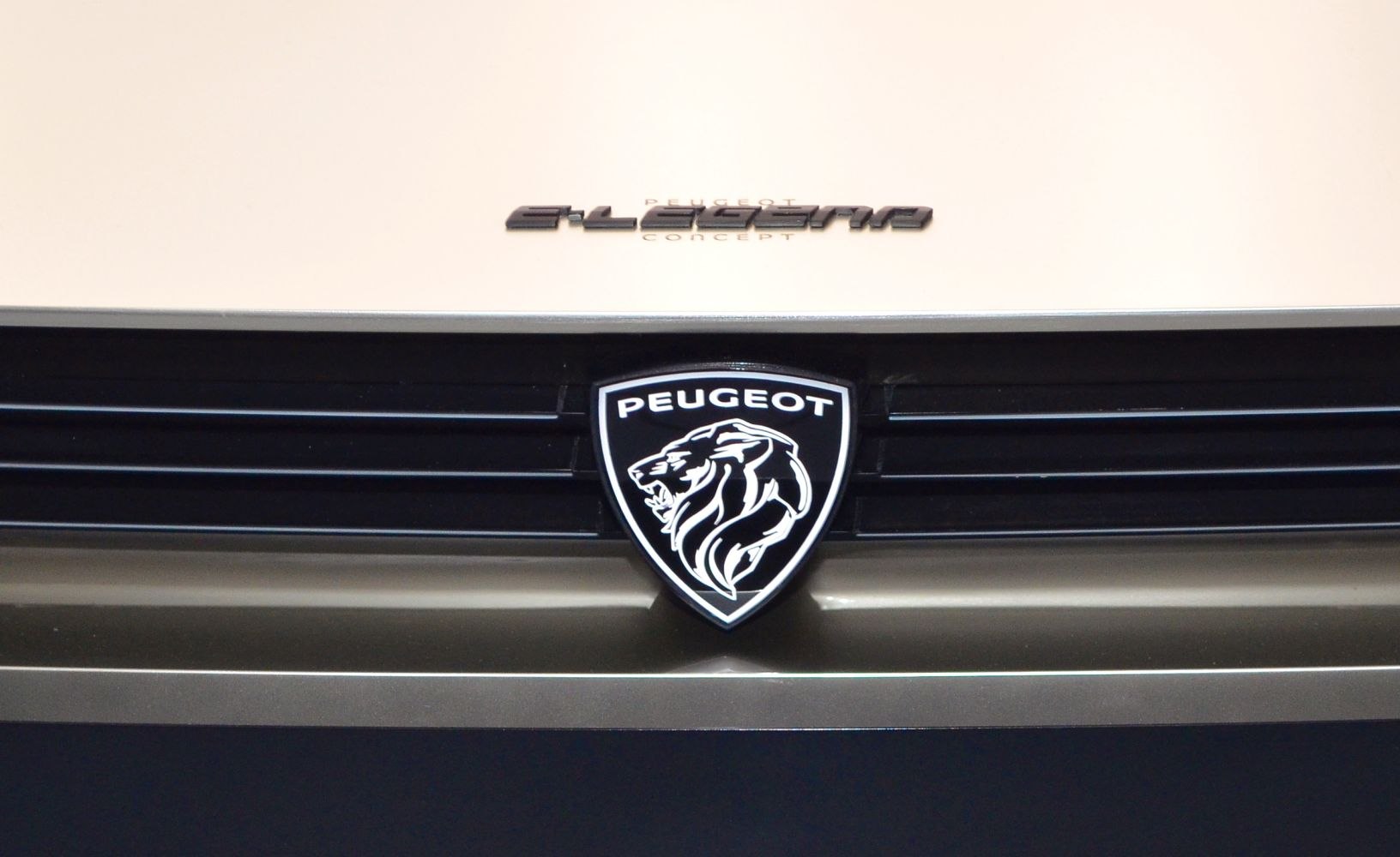 Close-up of Peugeot e-LEGEND Concept badge and lion emblem on grille