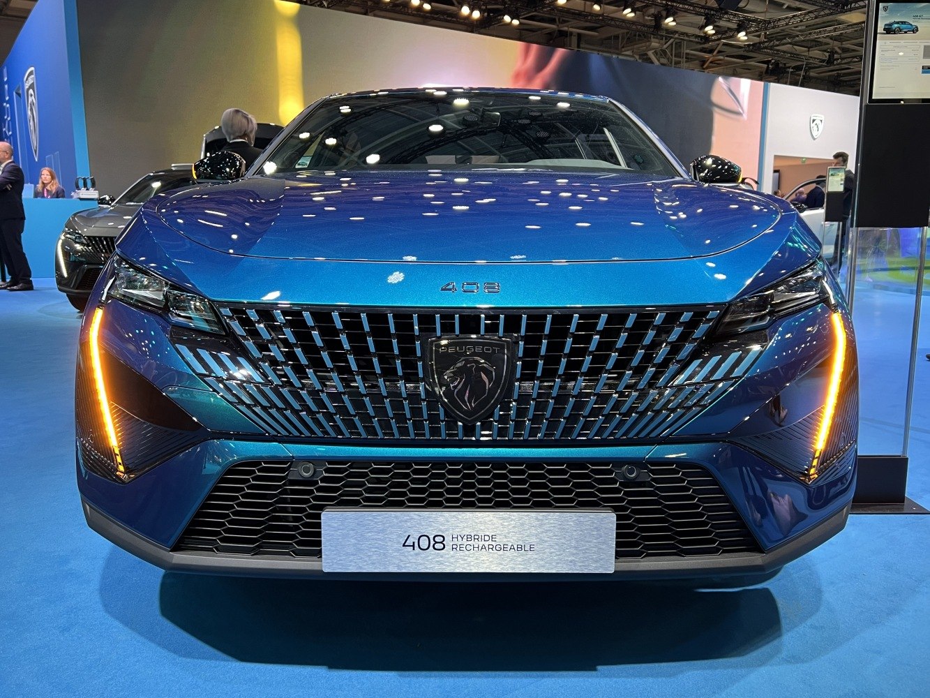 Front grille with Peugeot emblem and vertical LED daytime running lights