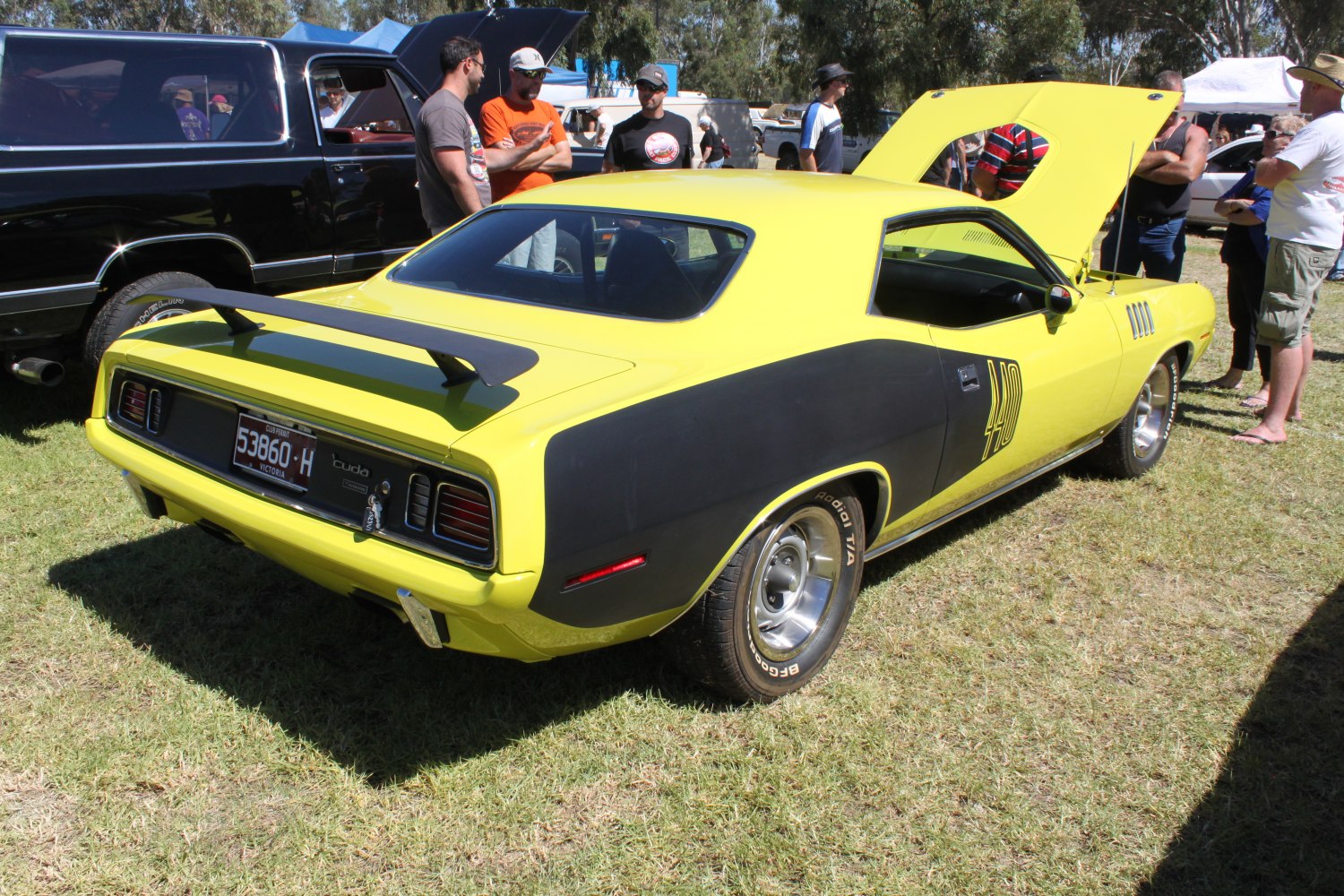 Classic muscle car rear spoiler and black side stripe design
