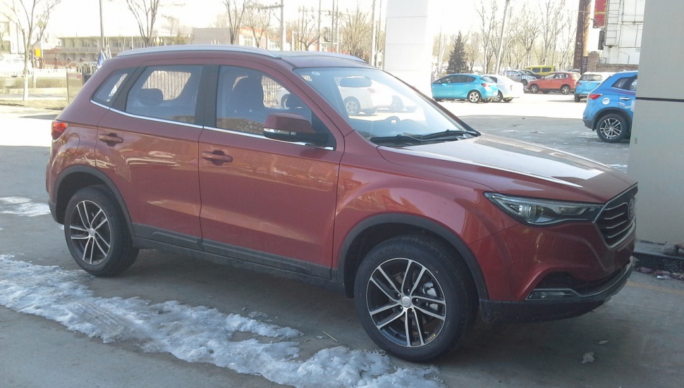 Sleek SUV side profile with prominent alloy wheels.