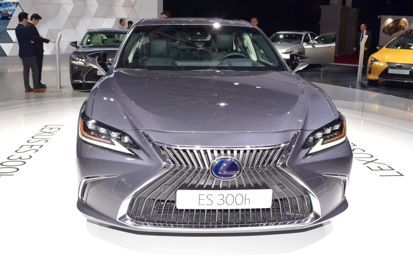 Front view with spindle grille and LED headlights