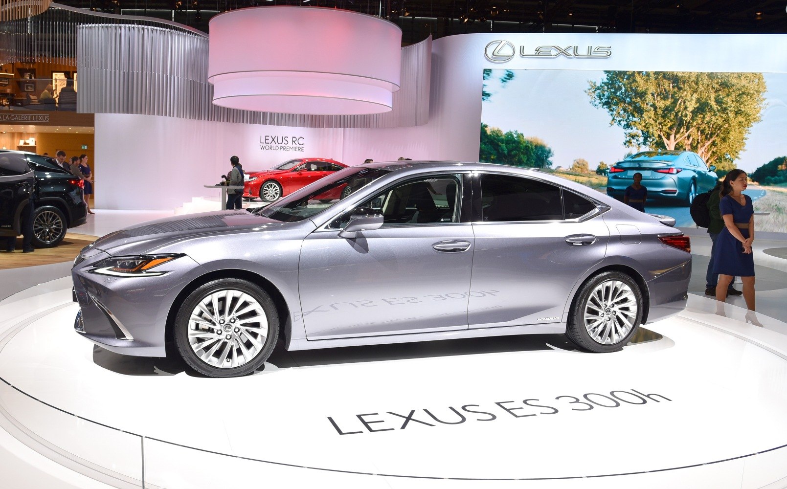 Side profile of Lexus ES 300h hybrid luxury sedan