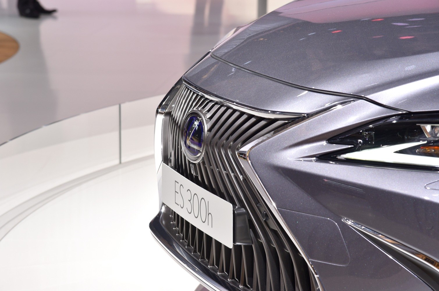Close-up of Lexus ES VII front grille and headlight design