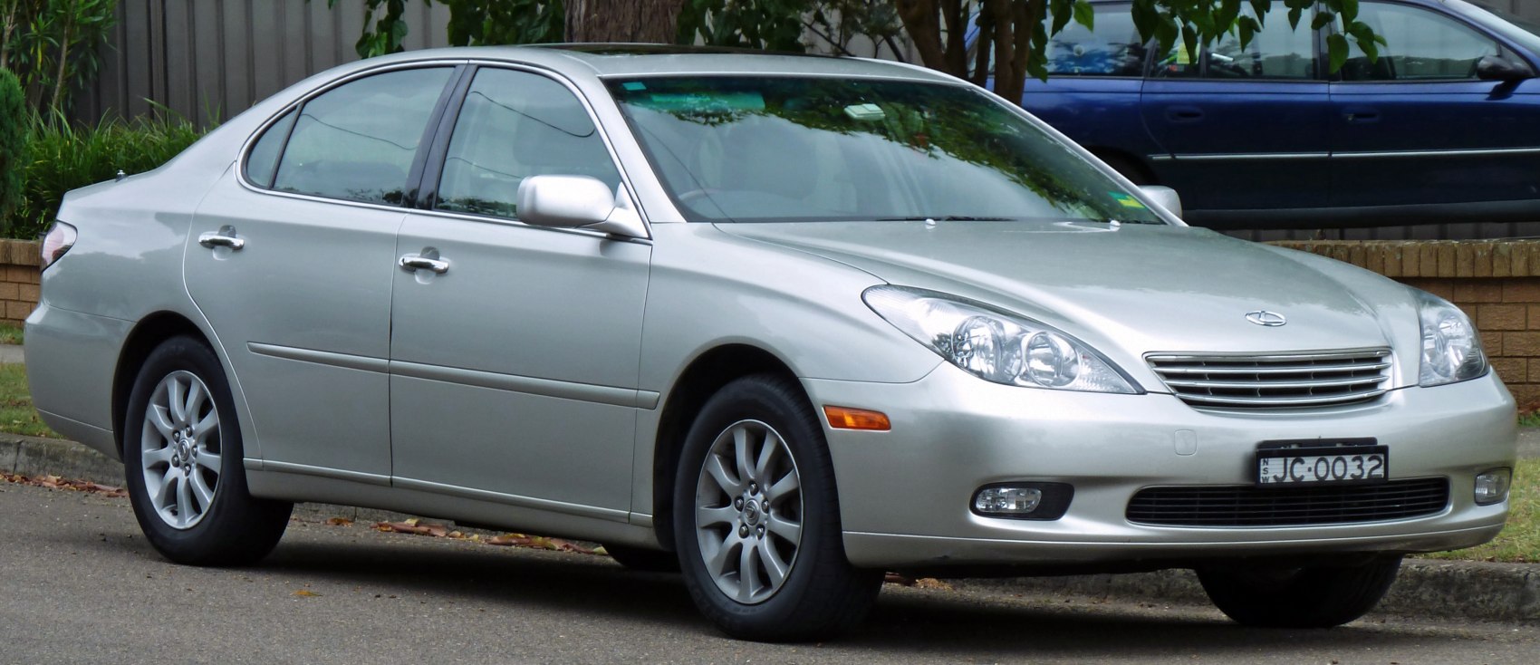 Sedan with teardrop multi reflector headlights and alloy wheels