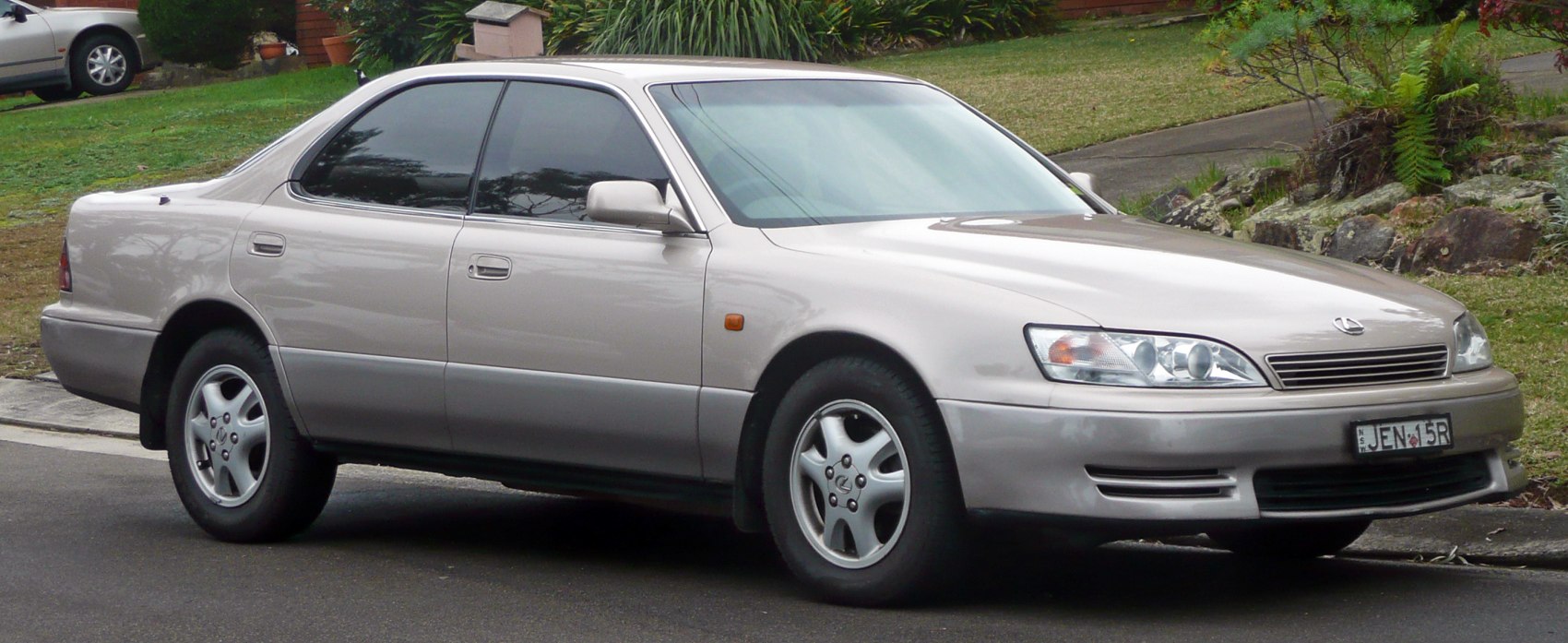Front-side view with alloy wheels and multi-reflector headlights