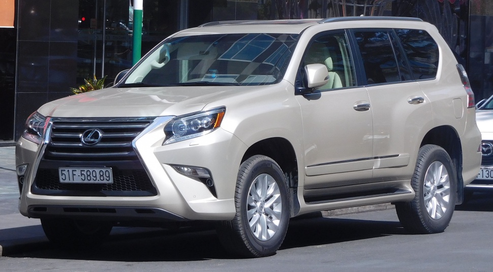 Front and side view of a luxury SUV with spindle grille and modern headlamps