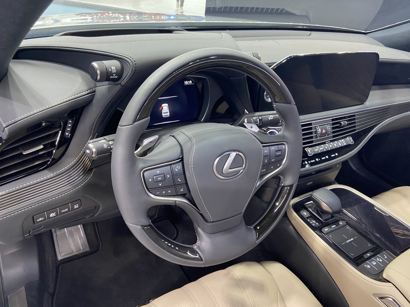 Luxury steering wheel and advanced dashboard with digital cluster