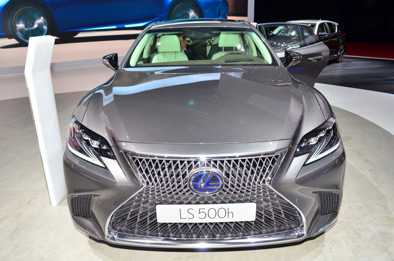 Front view with spindle grille and LED headlights