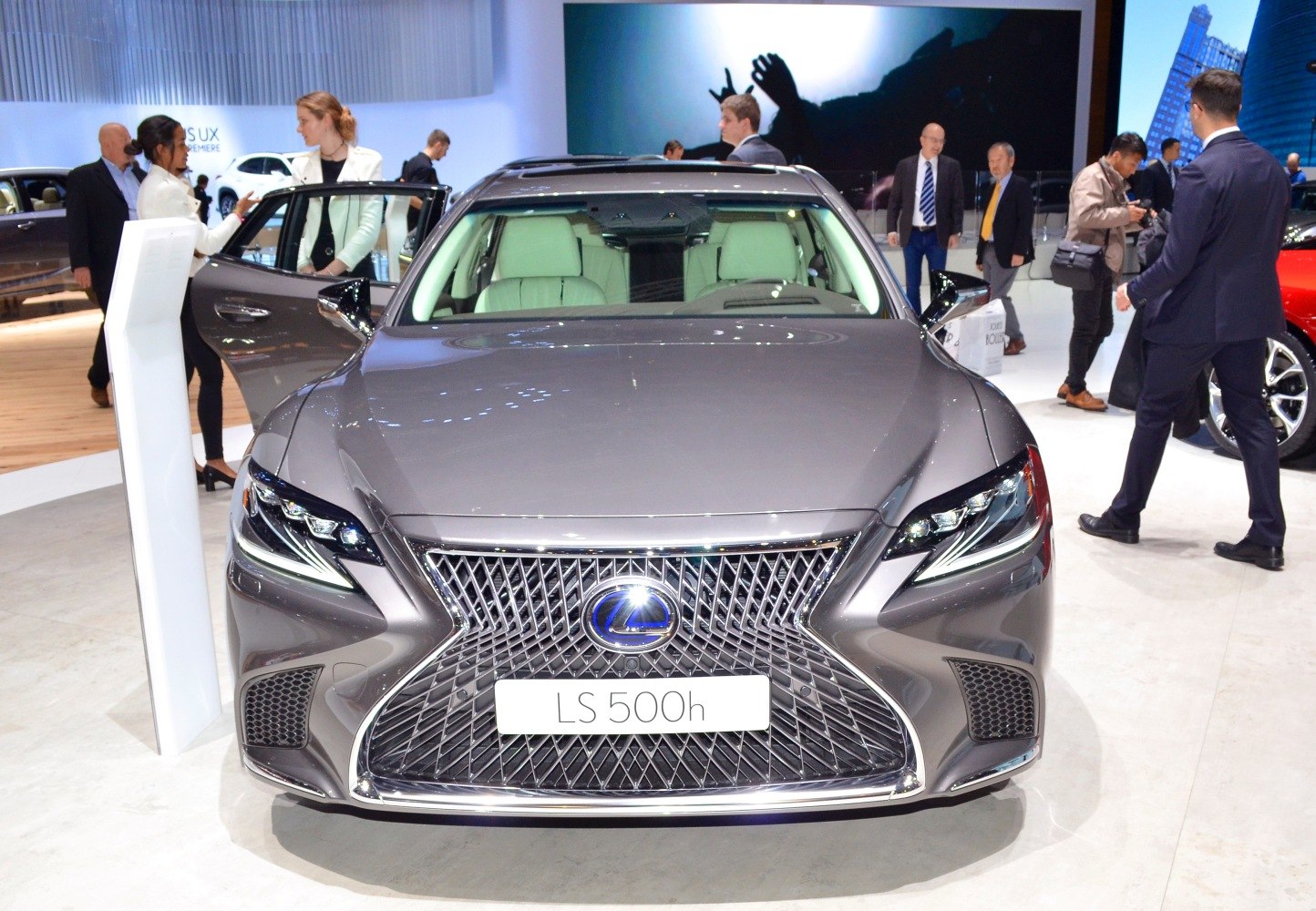 Front view with spindle grille and LED headlights