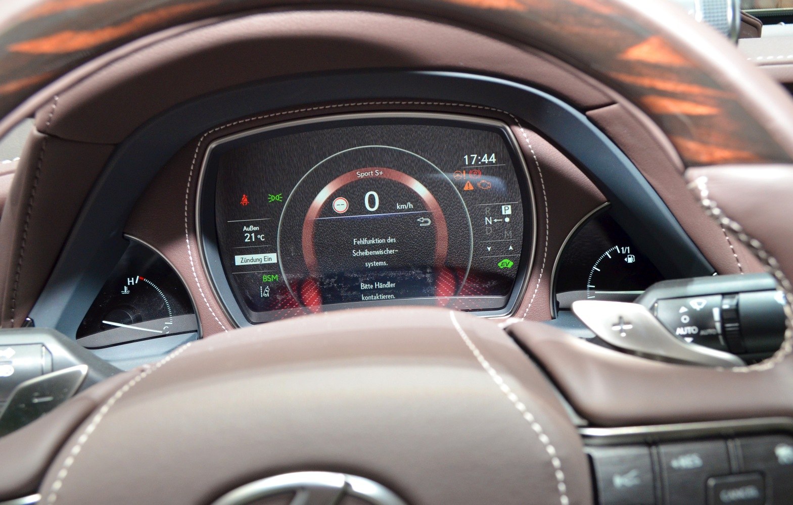 Digital instrument cluster and brown leather steering wheel