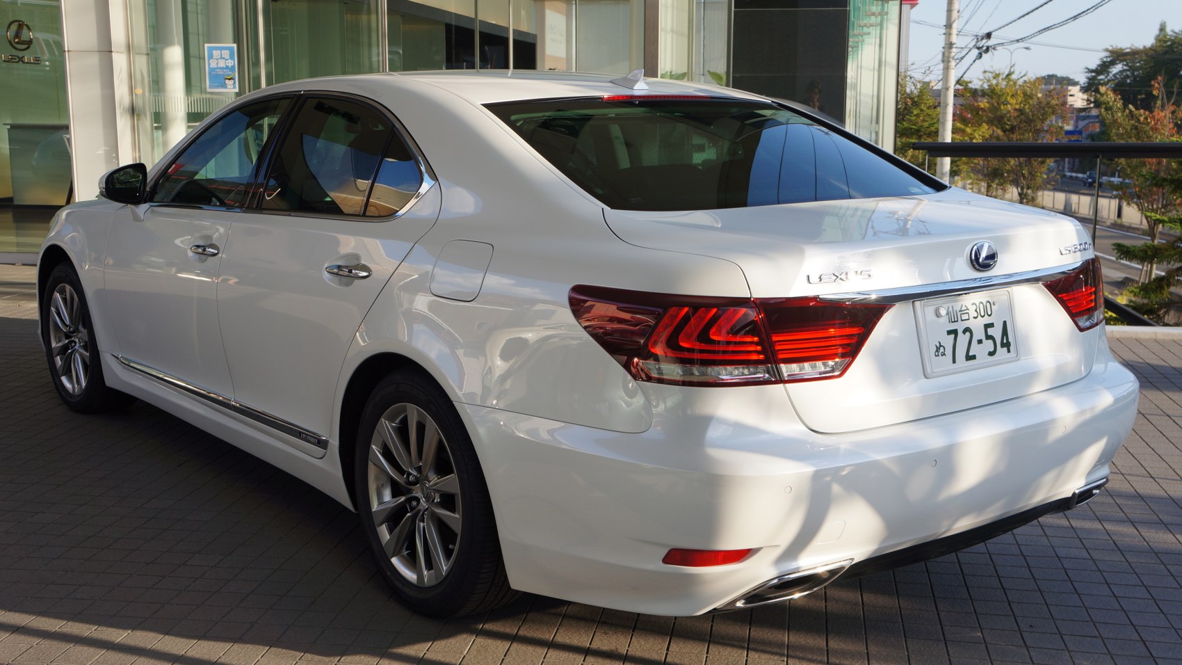Rear side profile with angular LED taillights and chrome trim