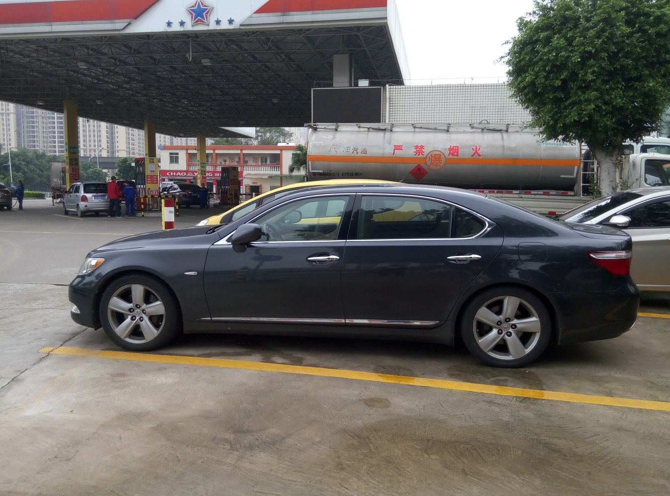 Side profile of luxury sedan with long wheelbase