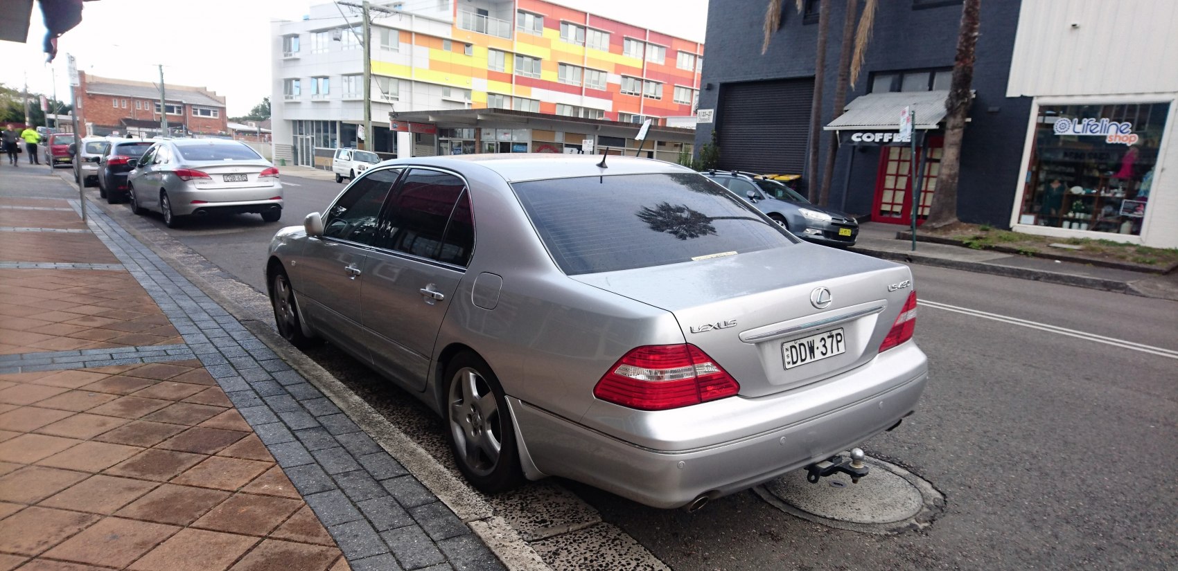 Rear view of a 2004 Lexus LS III facelift with tow hitch