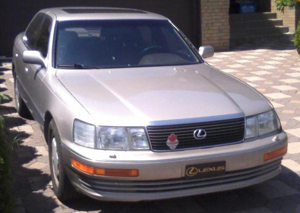 Front view of a sedan showing grille and headlamps