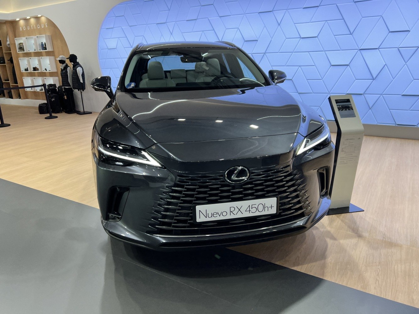 Front view with spindle grille and LED headlights