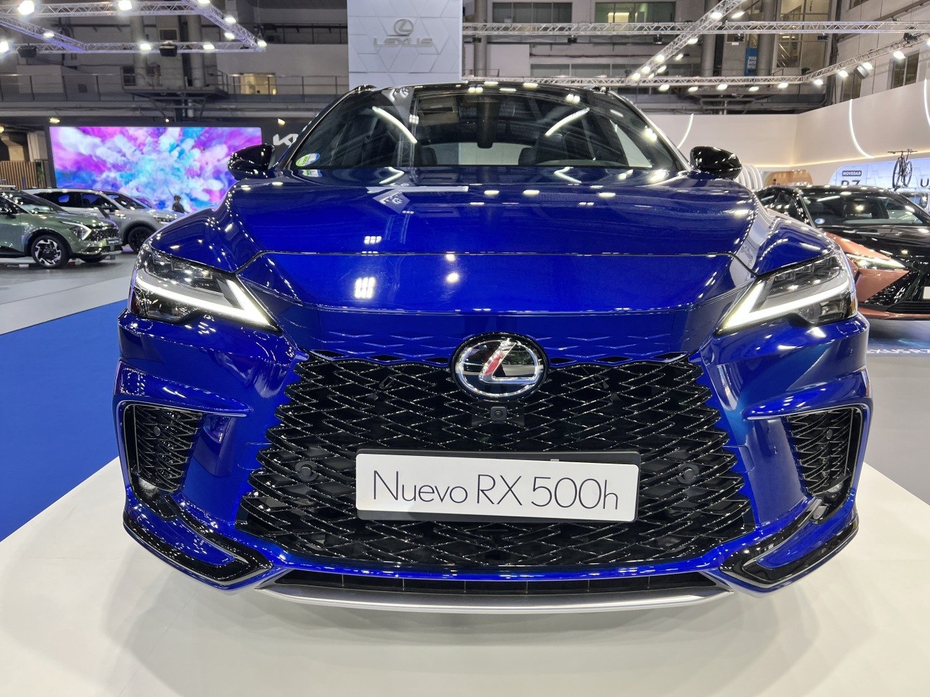 Bold spindle grille and sharp LED headlights in blue finish