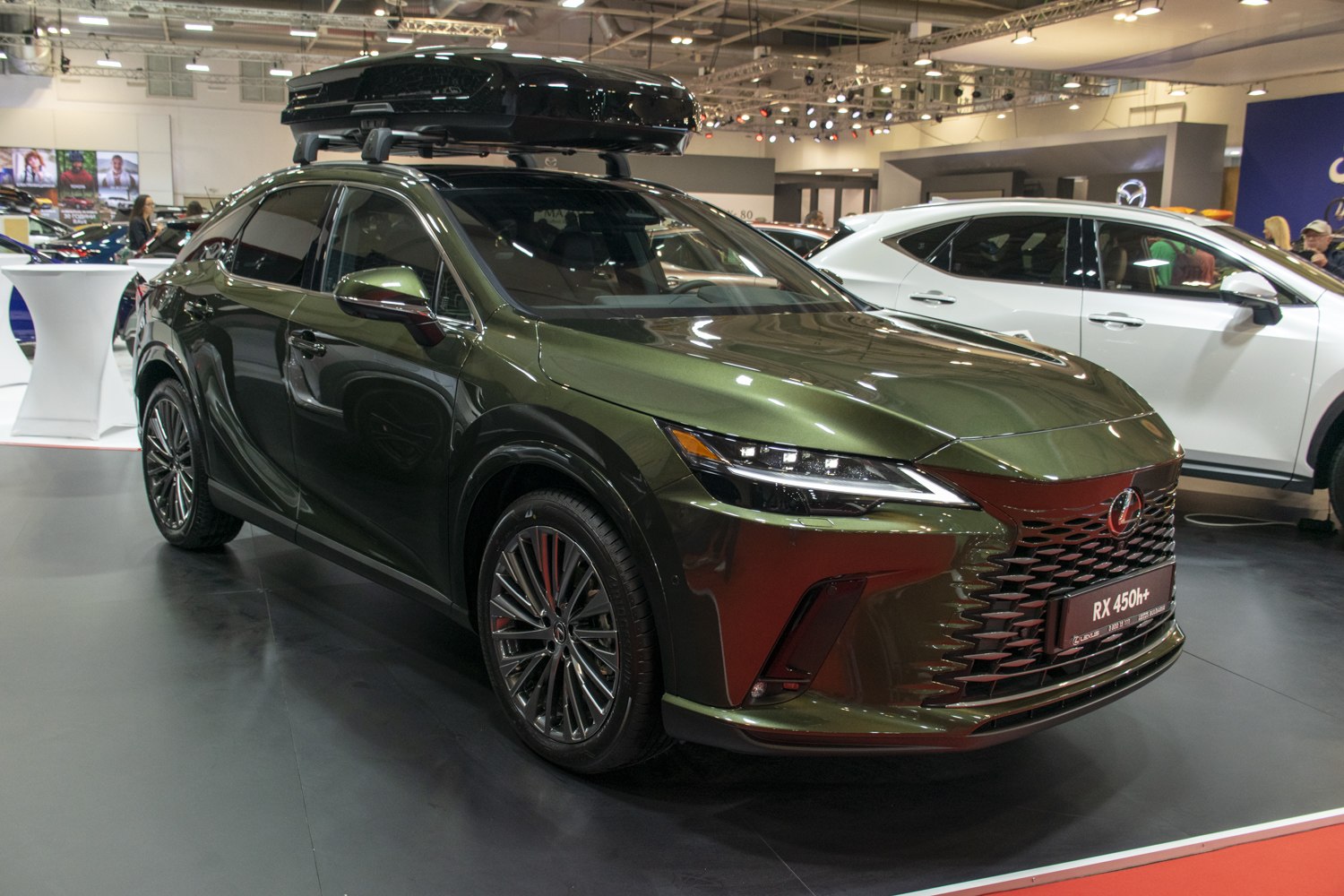Front profile of luxury SUV with roof box unit