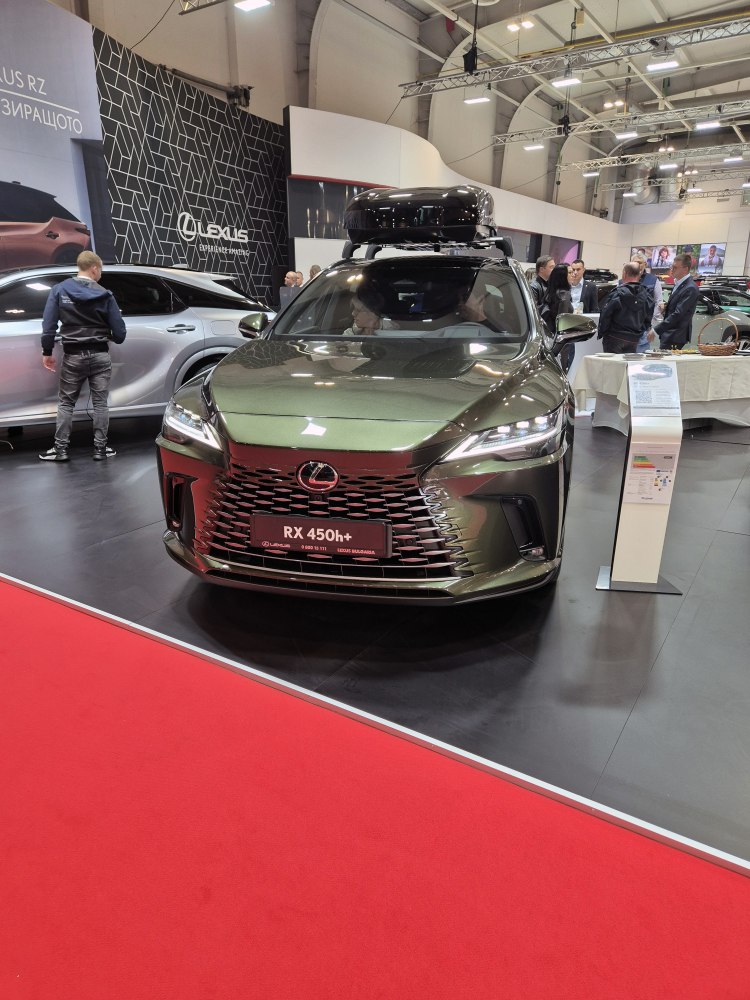 Front view of SUV with large grille and roof box