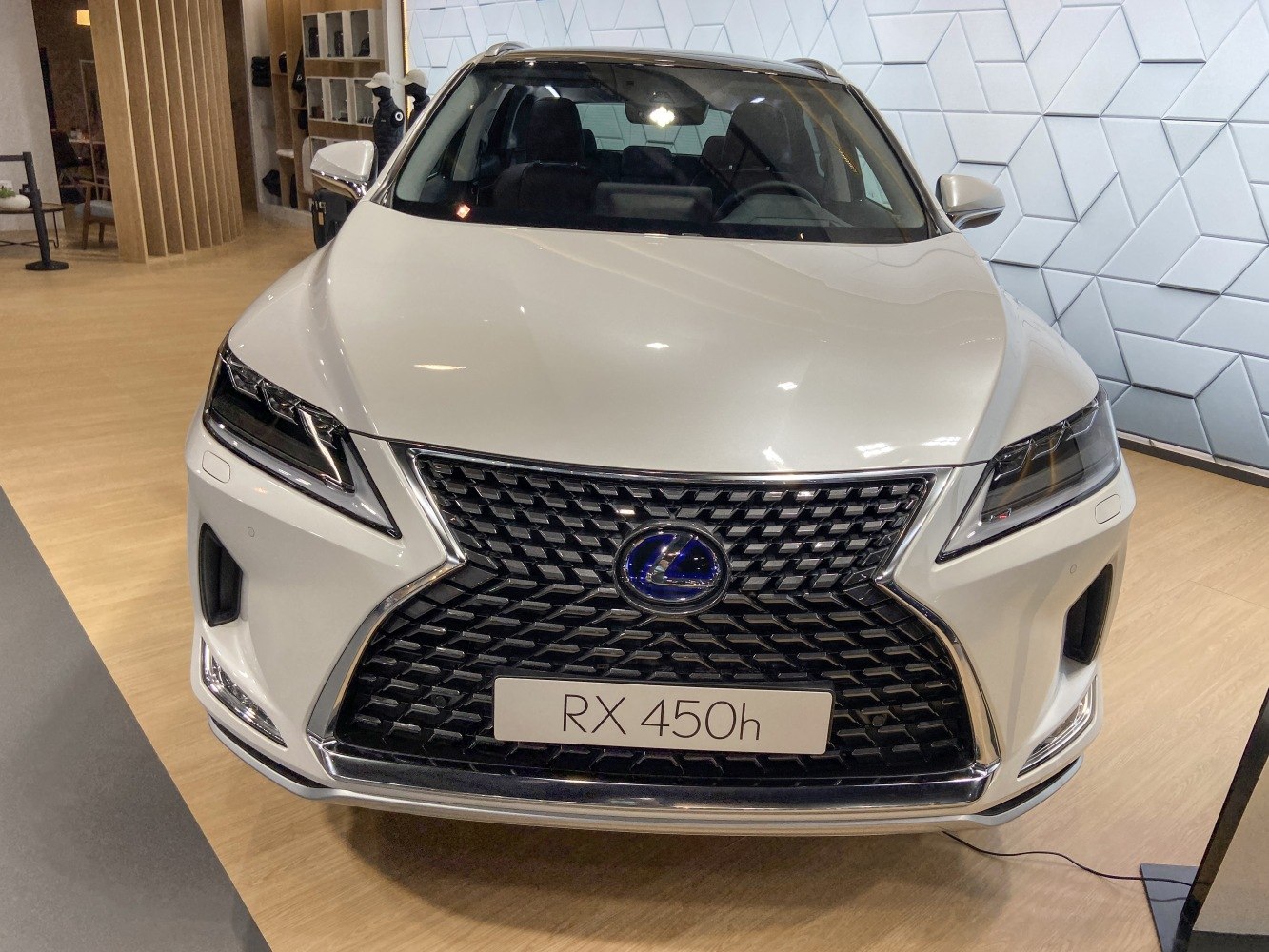 Lexus RX IV 450h front grille with sharp LED headlights
