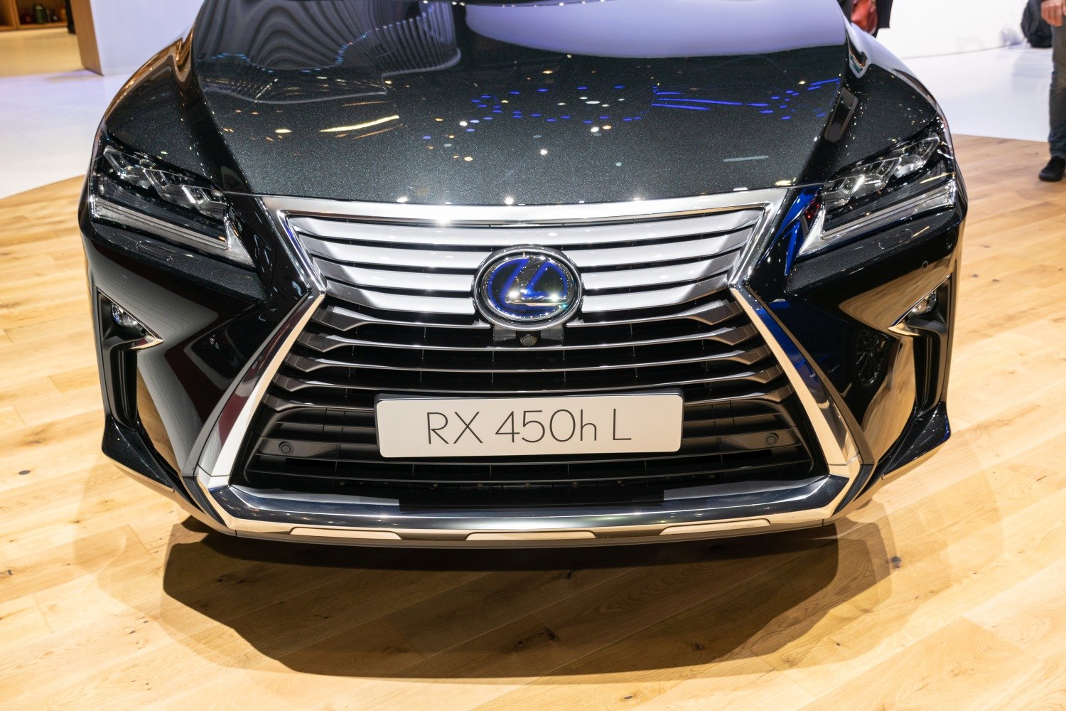 Close-up of front spindle grille and LED headlights design