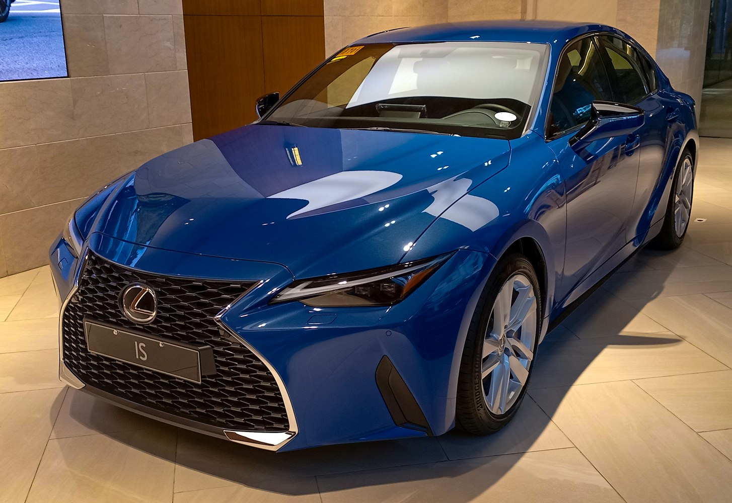 Front view with spindle grille and sleek LED headlights in blue paint