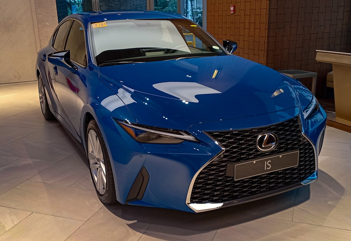 Sharp front grille and LED headlights with sporty design
